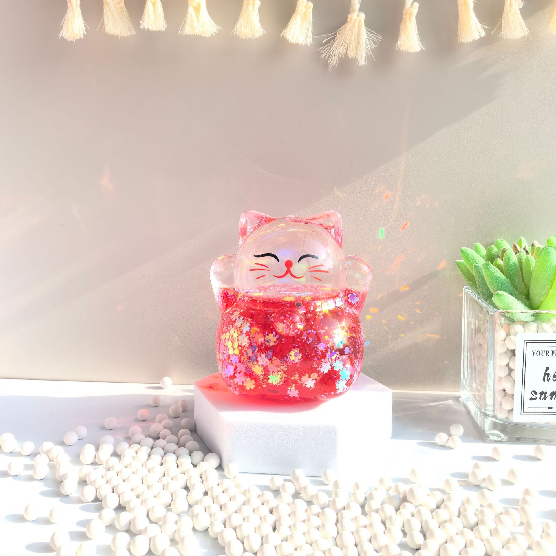 붉게 빛나는 행운의 고양이