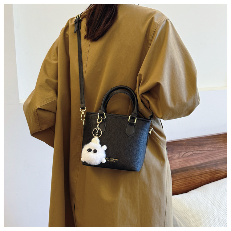 Bolso transfronterizo para mujeres 2024 nuevo bolso de mochila de moda versátil nicho de diseño popular simple bolso de cubo de mano
