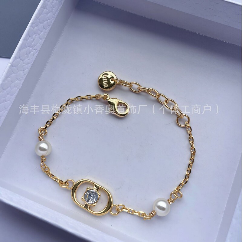 Dior/Dior 2025 New Fashion Pearl-Encrusted Letter Bracelet, High-End Simple Luxury Pig Nose Bracelet for Women
