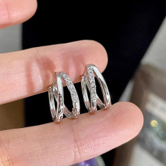 越境してよく売れている新型の超閃銅はジルコンの双輪の耳を入れて欧米の精巧で小さくて、金属の風のイヤリングに入ります。