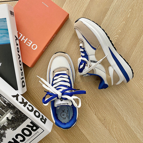 Niche trendy shoes for men and women, chic Klein blue waffle sneakers for couples, Hong Kong style street photography, lightweight Forrest Gump running shoes