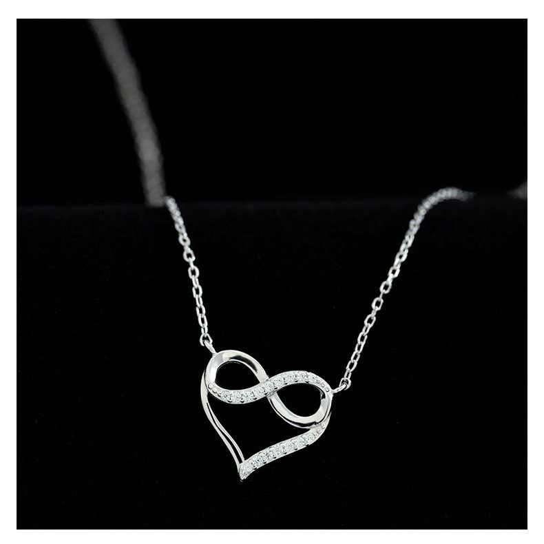 Colar feminino com pingente de coração cravejado de diamantes brilhantes, design simples e luxuoso para o verão, com estilo minimalista e exclusivo._voghion.com