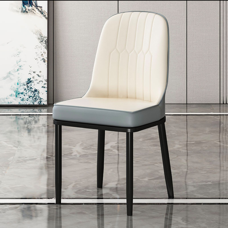 하얀 얼굴 _ 회색 뒤 _ 모두 검은 다리