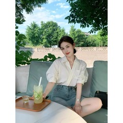 フランスの高級感の白いvネックの半袖のシャツの女性の夏の大衆の設計の気質の襟のシャツの女性のa3 186