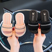 ��ЬŮ�ļ��⴩�r��Ůͯ�L�ް���߅ɳ��Ь�����H�ӼҾ��҃�һ����