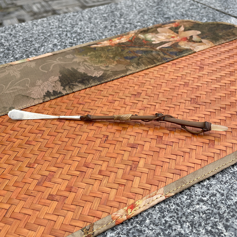 Rama de bambú plata té tirando