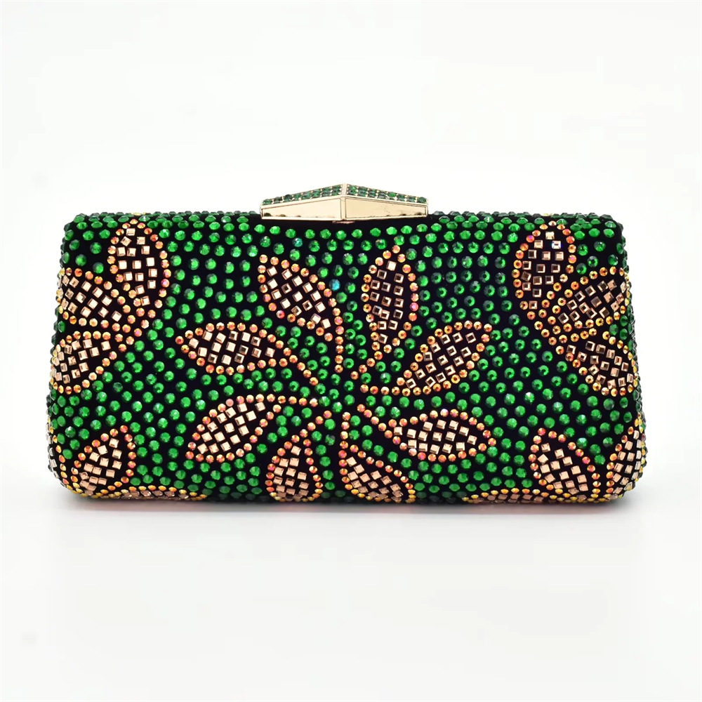 Vintage strasszokkal díszített női magassarkú cipő hozzáillő clutch stílusú vacsorához való öltönnyel_voghion.com