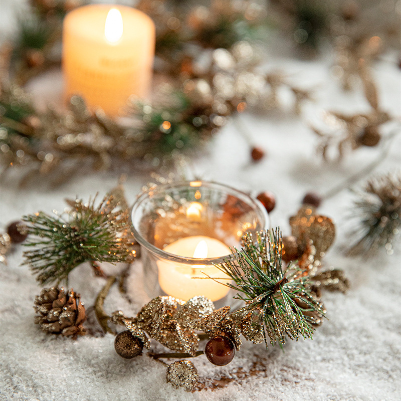 Ambiente de Navidad arreglo Candelabro decoración Garland árbol de Navidad rama ventana decoración de fondo brillante dorado cono de pino