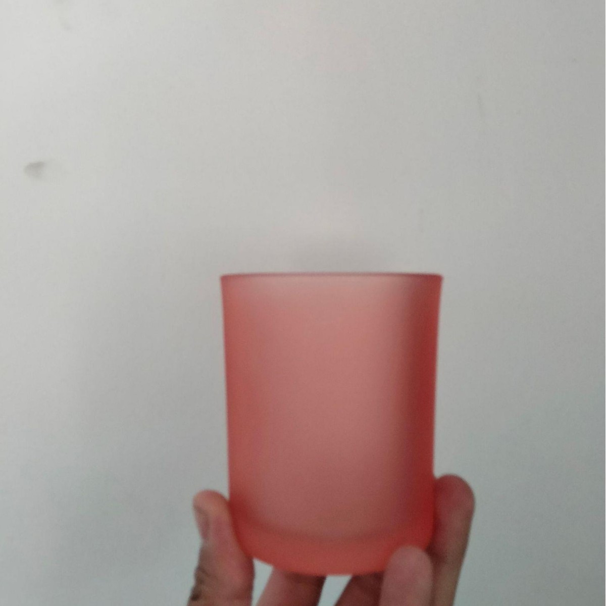 Venta al por mayor taza de vela tarro de vidrio color esmerilado recipiente de vidrio aromaterapia taza vacía con tapa dormitorio romántico candelabro logo