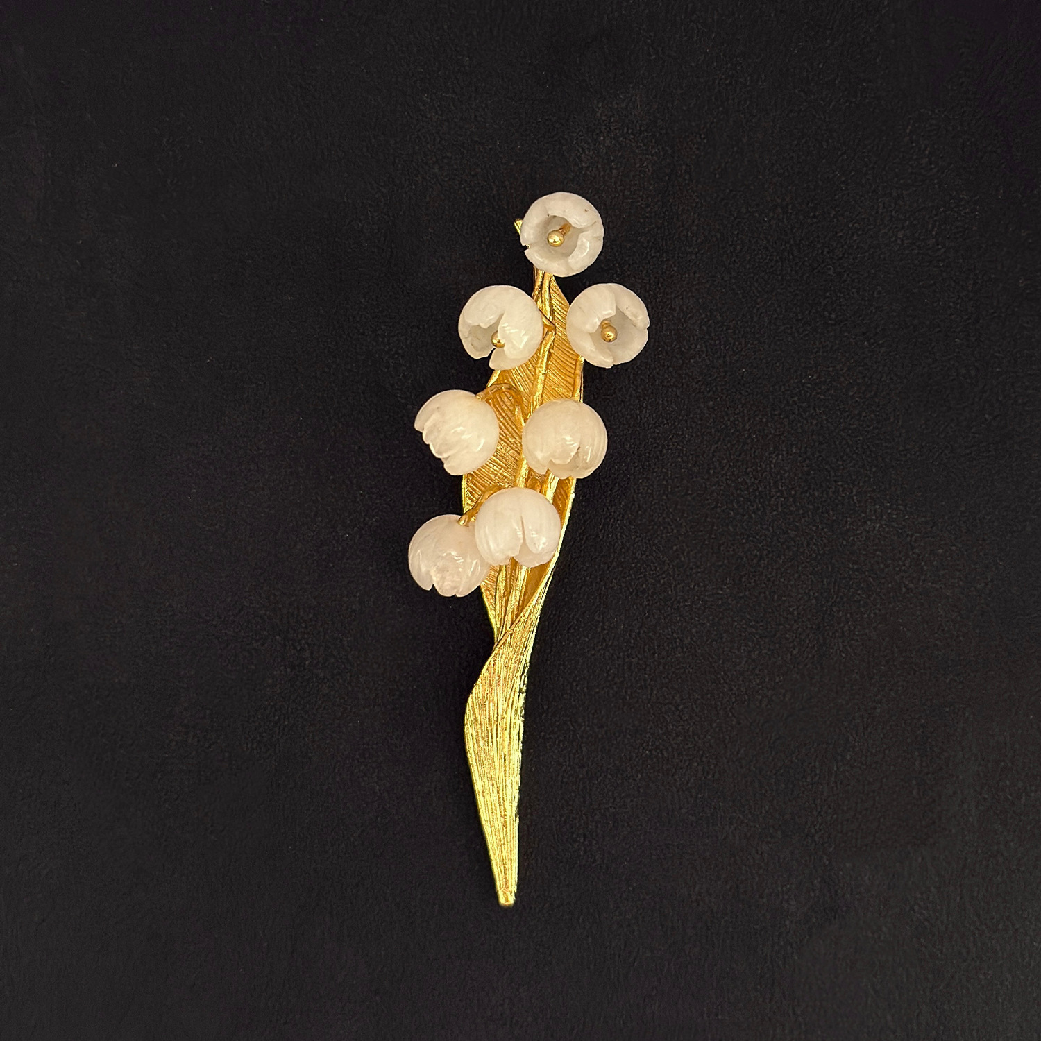 White Jade Elegance: National Style Retro Brooch with Gold Thread and Jade, Exquisitely Designed, Elegant Brooch, High-End Women's Clothing Accessory