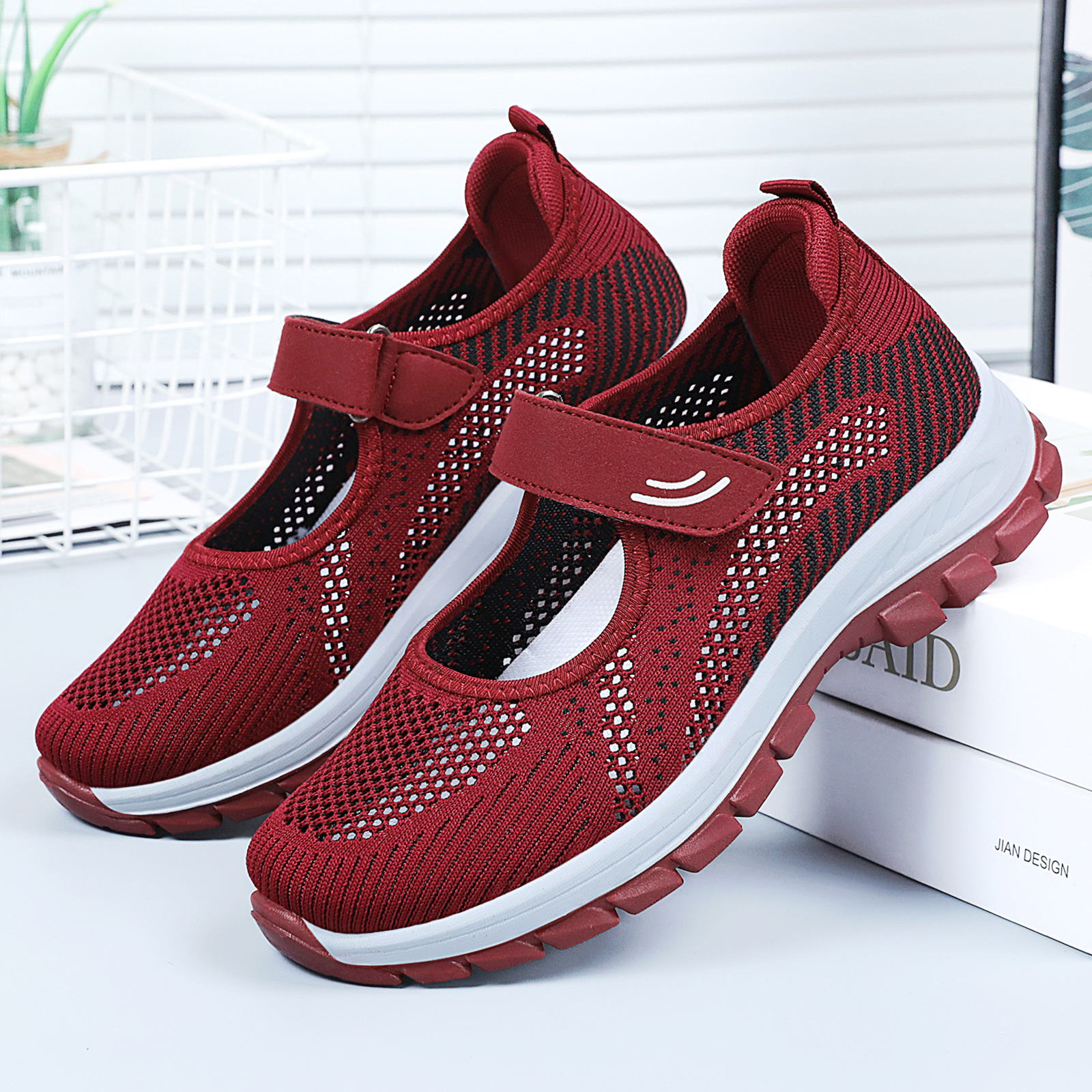 Zapatos de verano para mujer nuevo estilo venta al por mayor transfronteriza de madres de mediana edad y ancianas zapatos ligeros de suela blanda zapatos de red de velcro para mujer