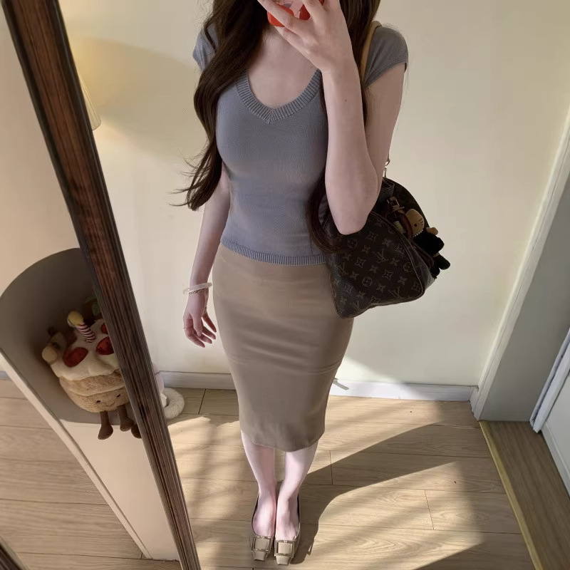 Women's Summer New Style Elegant Commuter Slim Fit V-Neck Knitted T-Shirt and Hip-Hugging Mid-Length Skirt Two-Piece Set Women's Summer New Style Elegant Commuter Slim Fit V-Neck Knitted T-Shirt and Hip-Hugging Mid-Length Skirt Two-Piece Set