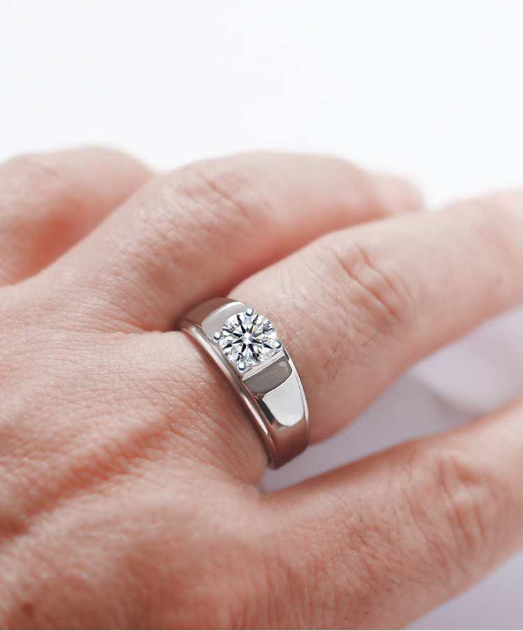 Fashionable platinum wedding ring stainless steel
