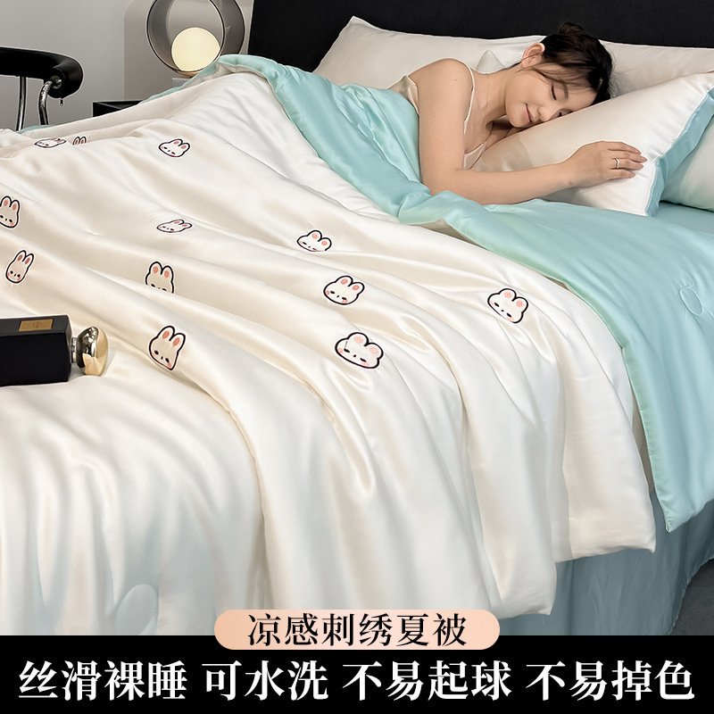 Edredón fresco de verano de seda de hielo de cuatro piezas 2025 nuevo estilo sedoso para dormir desnudo, colcha de aire acondicionado se puede lavar a máquina verano