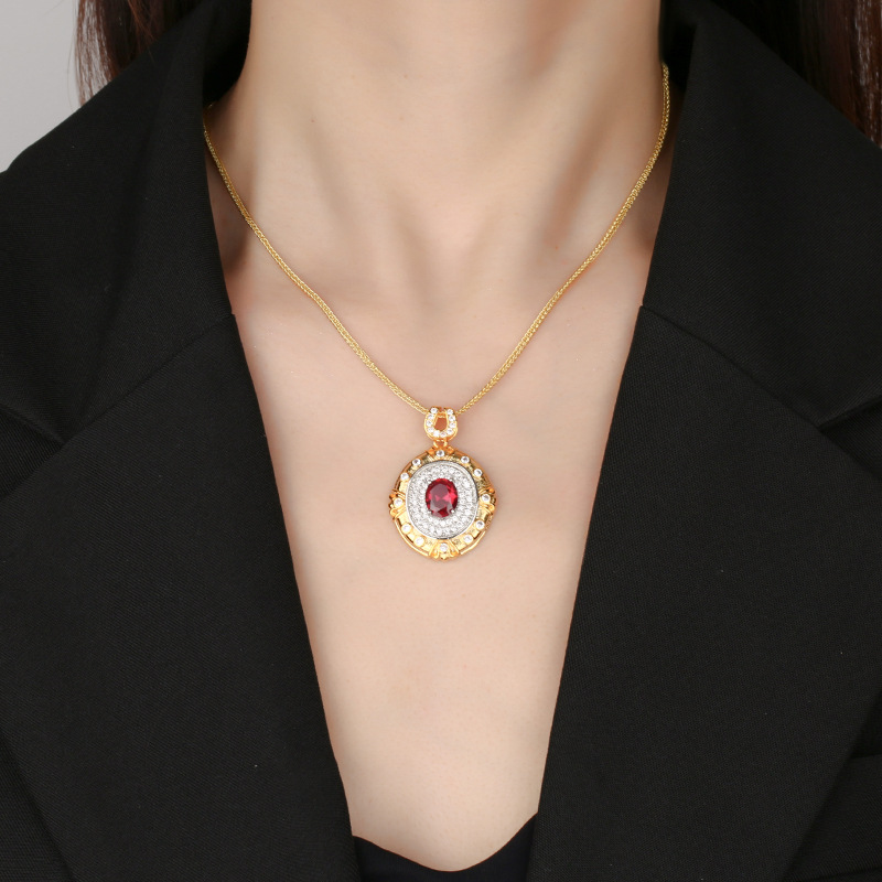 Otoño e invierno nuevo estilo Zhuang Shengsheng joyería simulación corindón oro retro palacio diseño colgante collar piedra principal 8*10