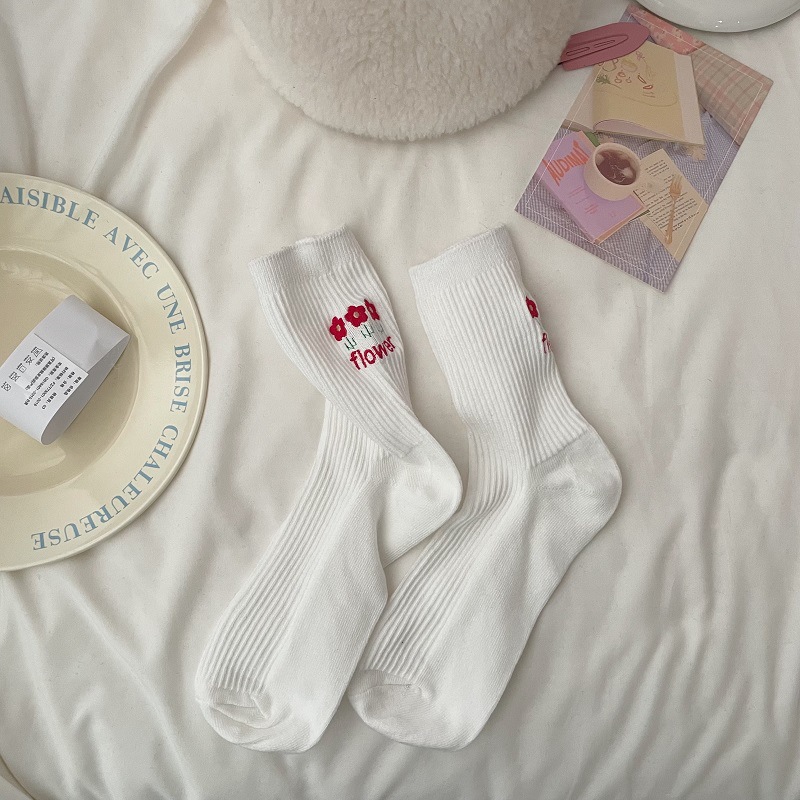Calcetines de mujer estilo coreano-japonés con bordado de conejo, suaves, delgados y a la moda.