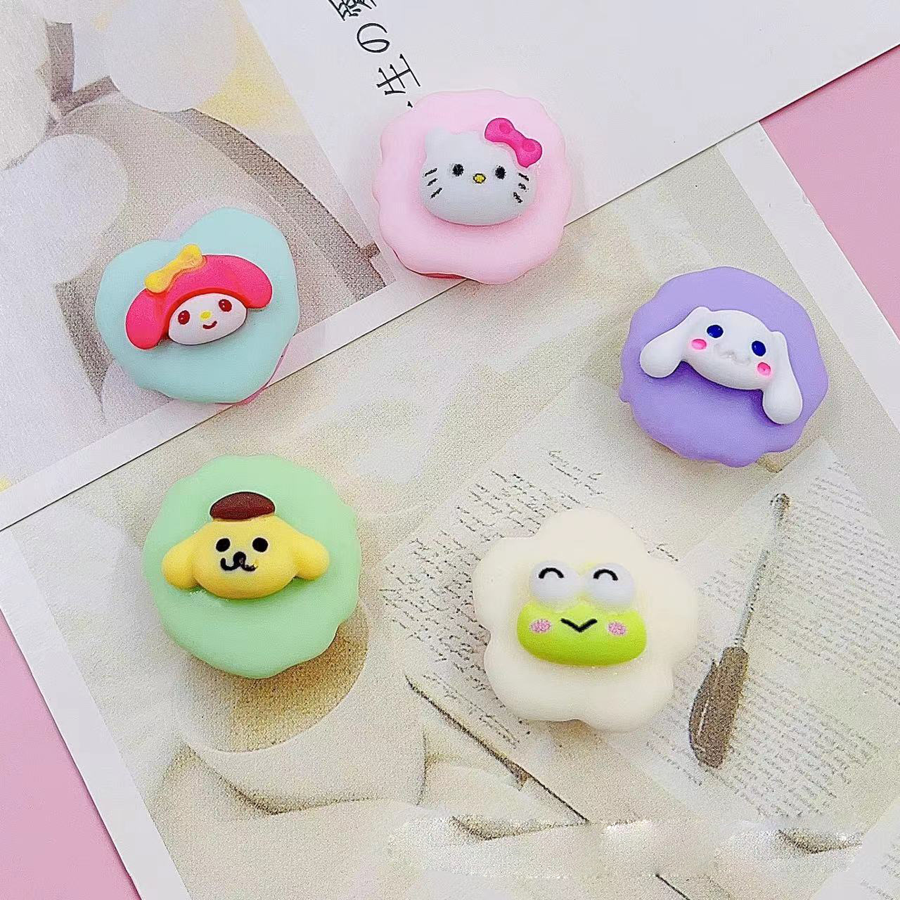 Nueva historieta tridimensional Sanrio Yugui perro comida y juego DIY accesorios de cuerda de pelo al por mayor crema pegamento teléfono caso parche