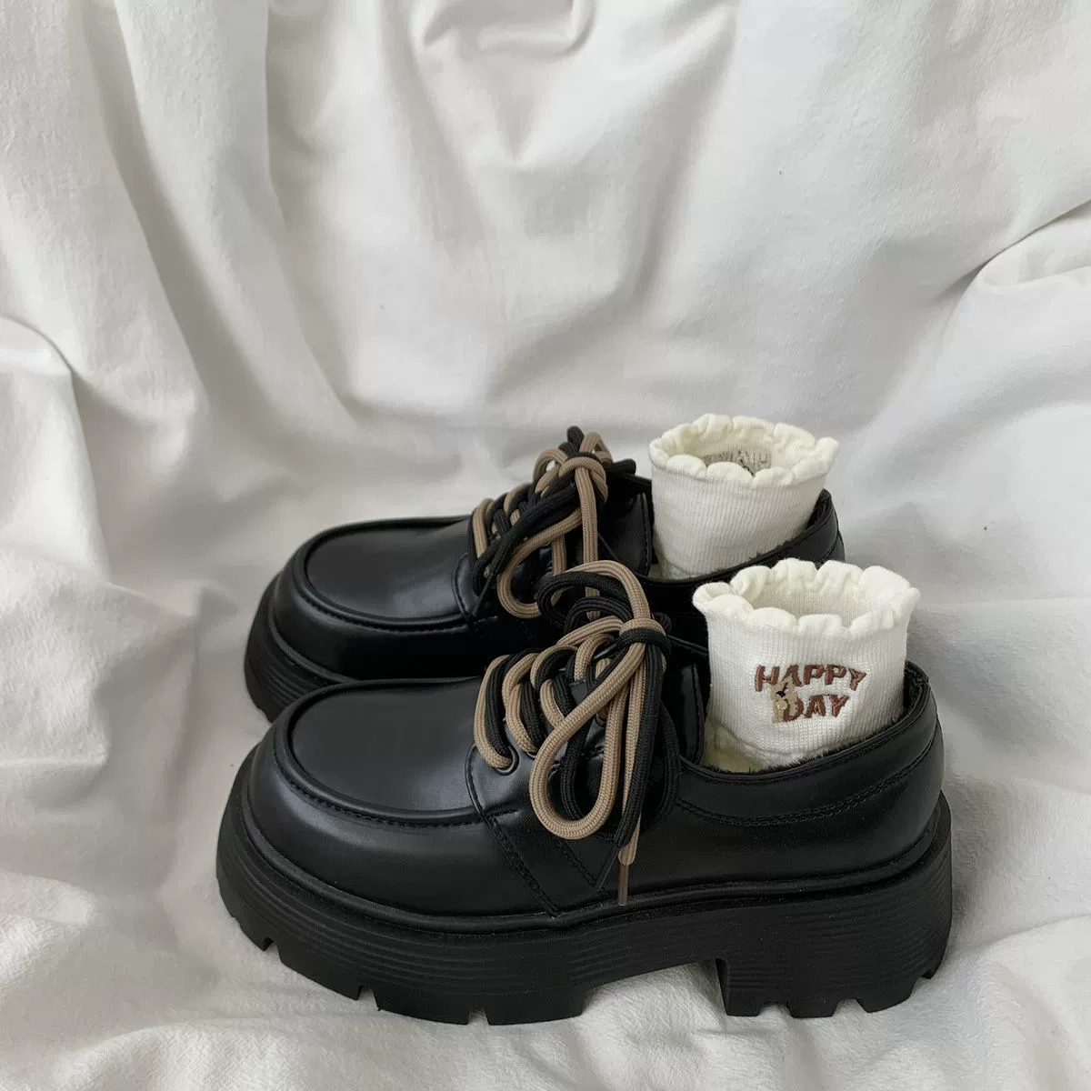 Толстый каблок с толстым дном, увеличенные шнурки, маленькие черные кожаные туфли для женщин осень 2024 новый дикий стиль ретро одиночные туфли