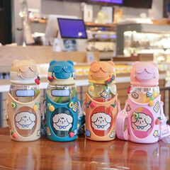 新しい漫画の子供用ストロープラスチックカップ、環境に優しく、直接飲める、学生のファッショナブルなポータブルかわいいメガネクマウォーターカップ