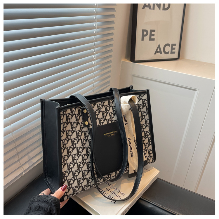 2023 New Hot Selling Large Capacity Bag Women's Versatile Commuting Shoulder Bag Fashionable and High Quality Retro Handheld Tote Bag_voghion.com