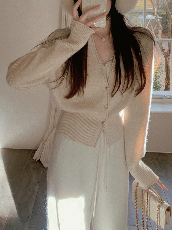 Festive Raccoon Vintage Style Small Rolled Edge Raccoon Fleece Sweater Sweet Girl V-Neck Cardigan Knitted Top Versatile Women's Jacket