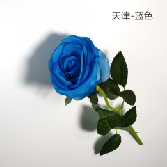 赤い波球の花束の短いバラのアイデアの置物のテーブルの造花の装飾の花の七夕の祭りの露店