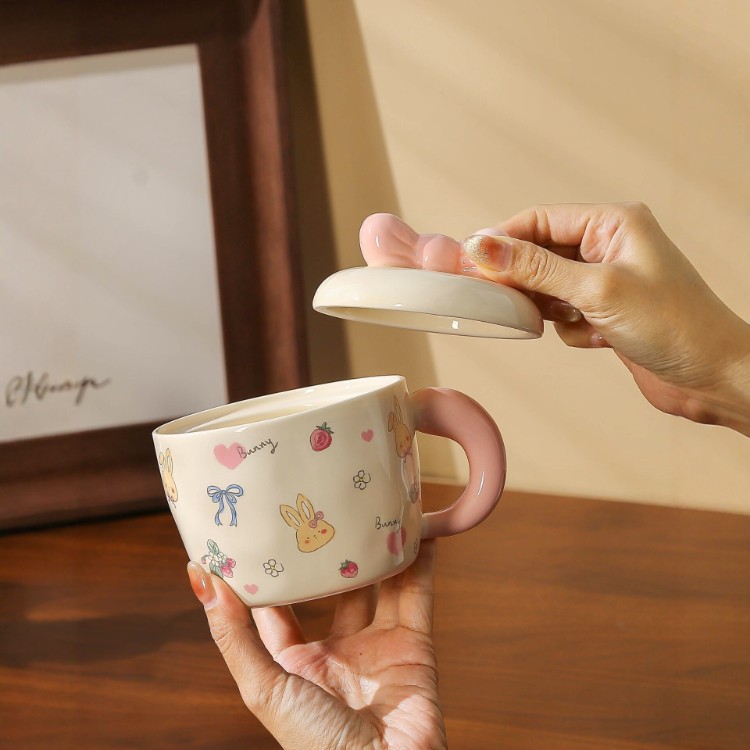 Conejo encantador taza de cerámica con tapa de alto valor facial regalo de pareja taza de agua de dibujos animados taza de café doméstica