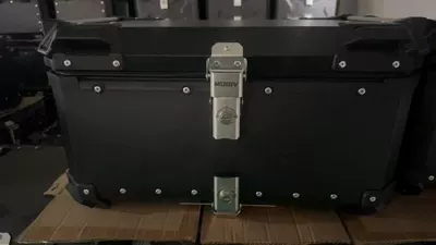 Motorcycle trunk: Alloy Tail Box 36L - mdgiv55l-large-corner-flat-blacktail-box