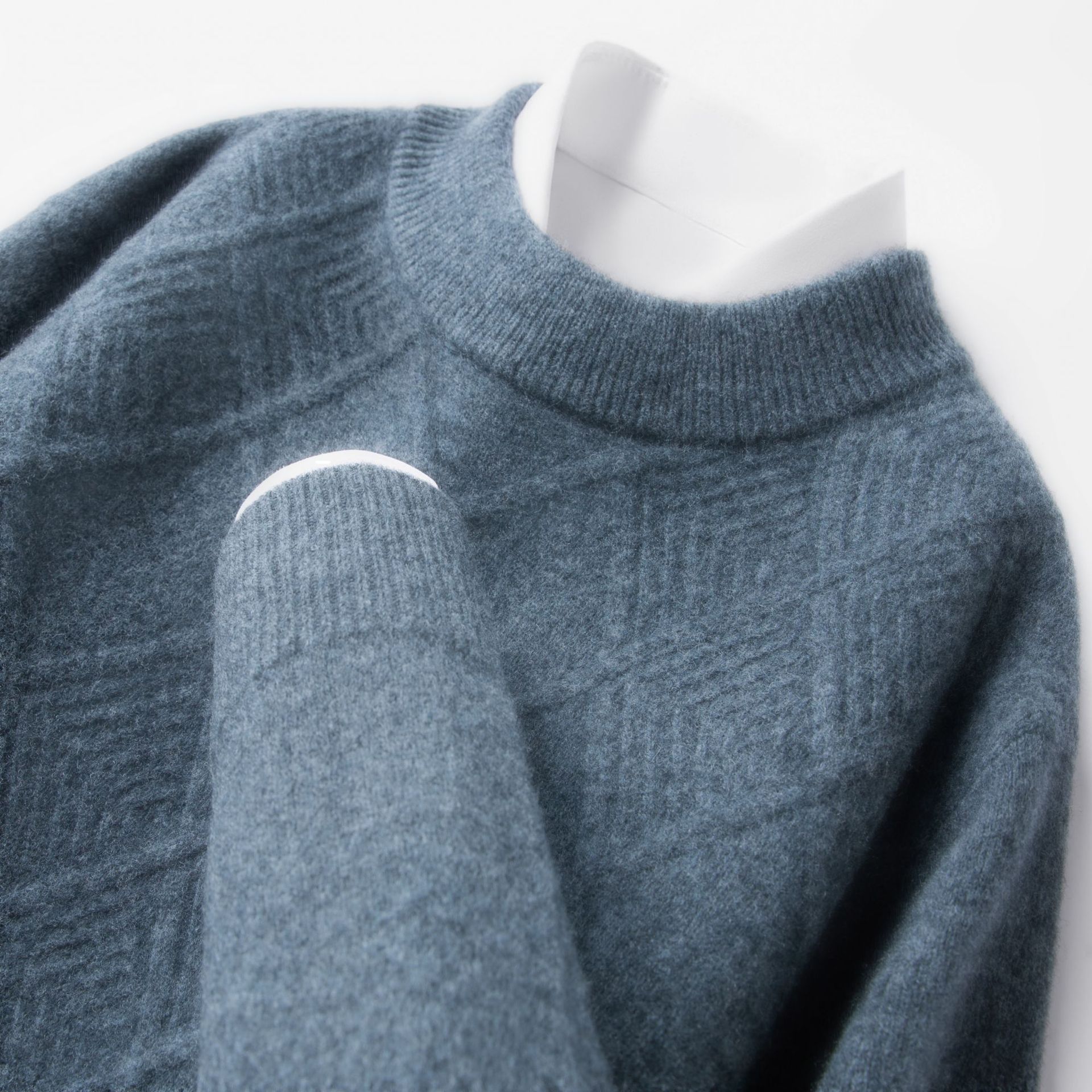 Demi-season woolen knitted sweater for leisure
