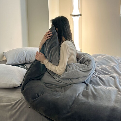 New thickened winter gradient milk velvet four-piece set solid color ins style bed sheet set Nantong home textile wholesale