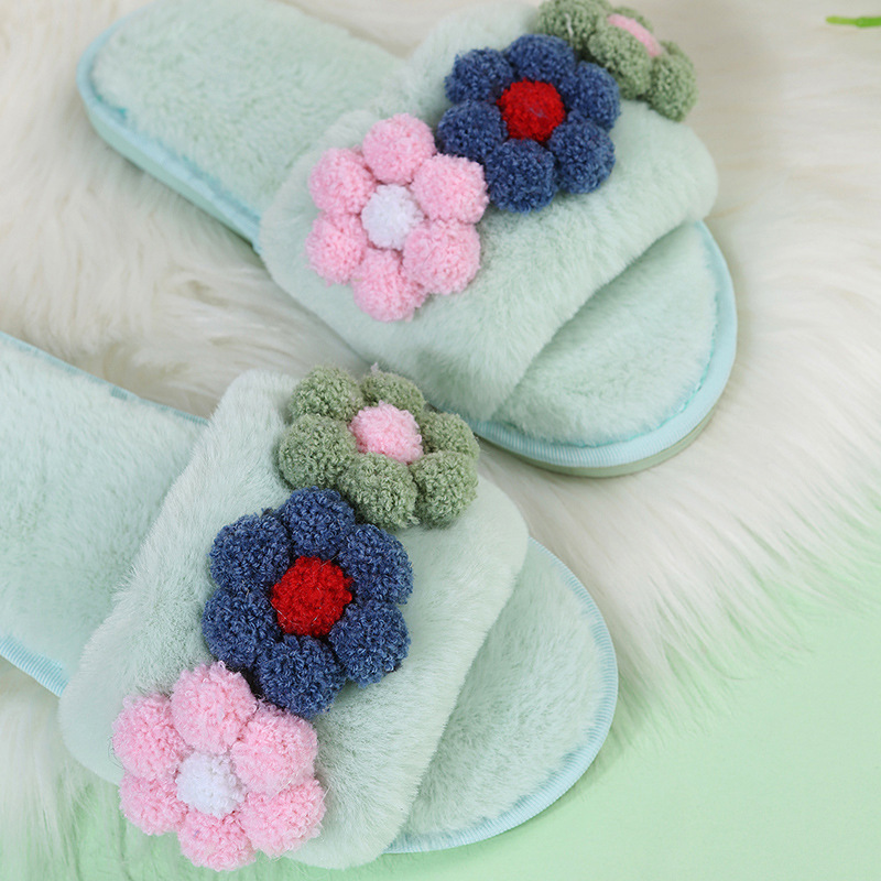 Pantuflas peludas de flores coloridas de fondo plano NSKJX104840