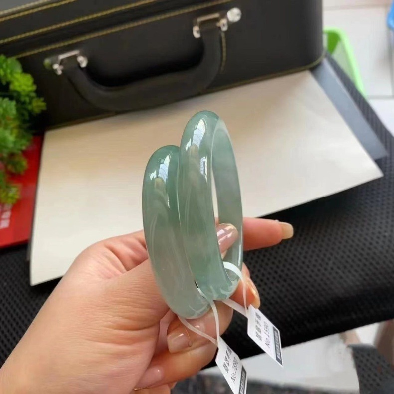 Vòng tay ngọc bích tự nhiên Myanmar cấp 5A mùa hè xanh mát có giấy chứng nhận chi tiết 3