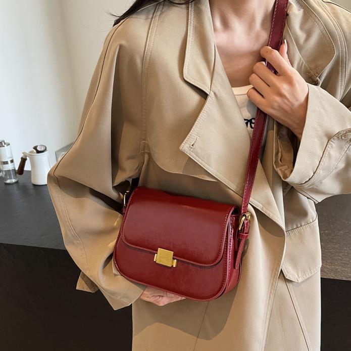 Alta sensación retro simple bolso cuadrado para mujeres 2024 nuevo estilo universal bolso de hombro de estilo extranjero bolso de brazo de viaje de moda