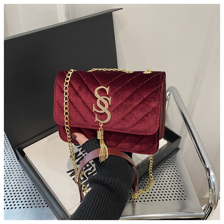 Texturas extranjeras bolsas de aire para mujeres 2025 nueva moda bordada cadena bolsas de nicho de diseño de tendencia letras bolsas de mochila