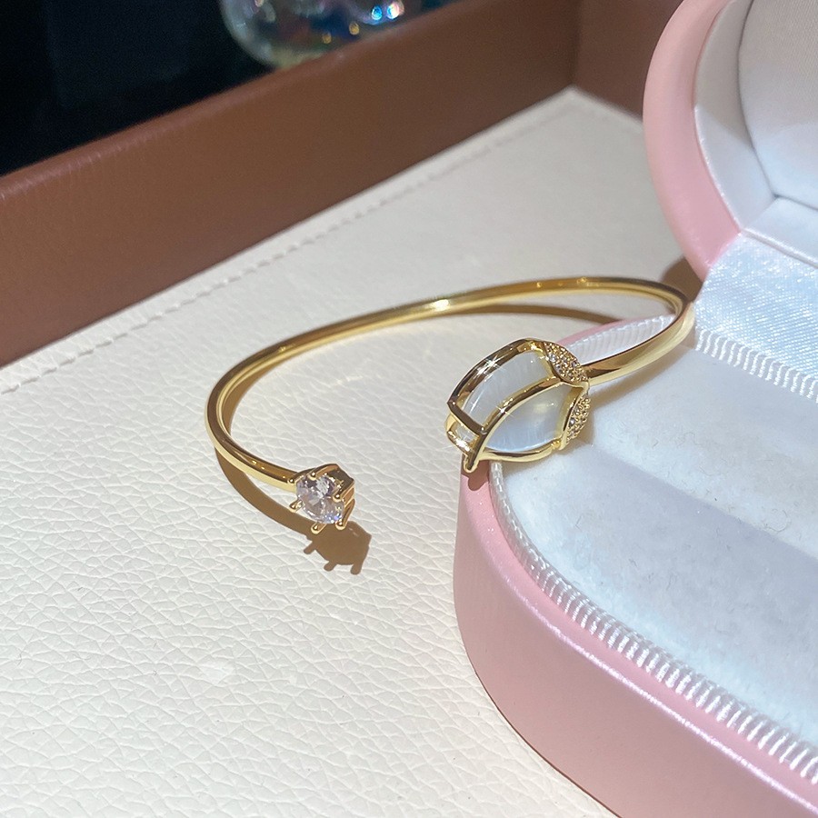Pulsera Abierta con Letras Incrustadas de Diamantes y Baño de Oro Real, Pulsera Versátil de Nicho, Nuevo Modelo 2026, Joyería de Lujo Ligero de Alta Gama para Mujer