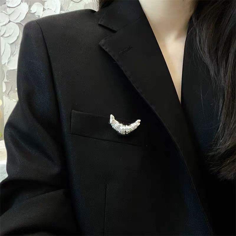 Broche papillon liquide à pompon, légère et luxueuse, style de niche exquis et polyvalent, fleur de poitrine, style doux et frais, personnalité simple_voghion.com