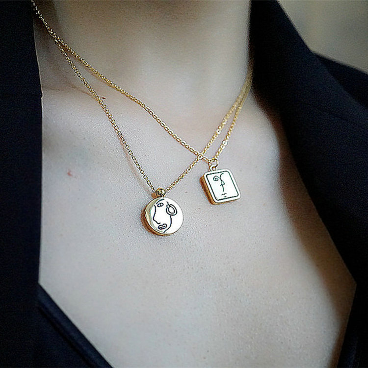 Fashion 18k Gold-plated Stainless Steel Square Round Face Pendant Necklace display picture 2