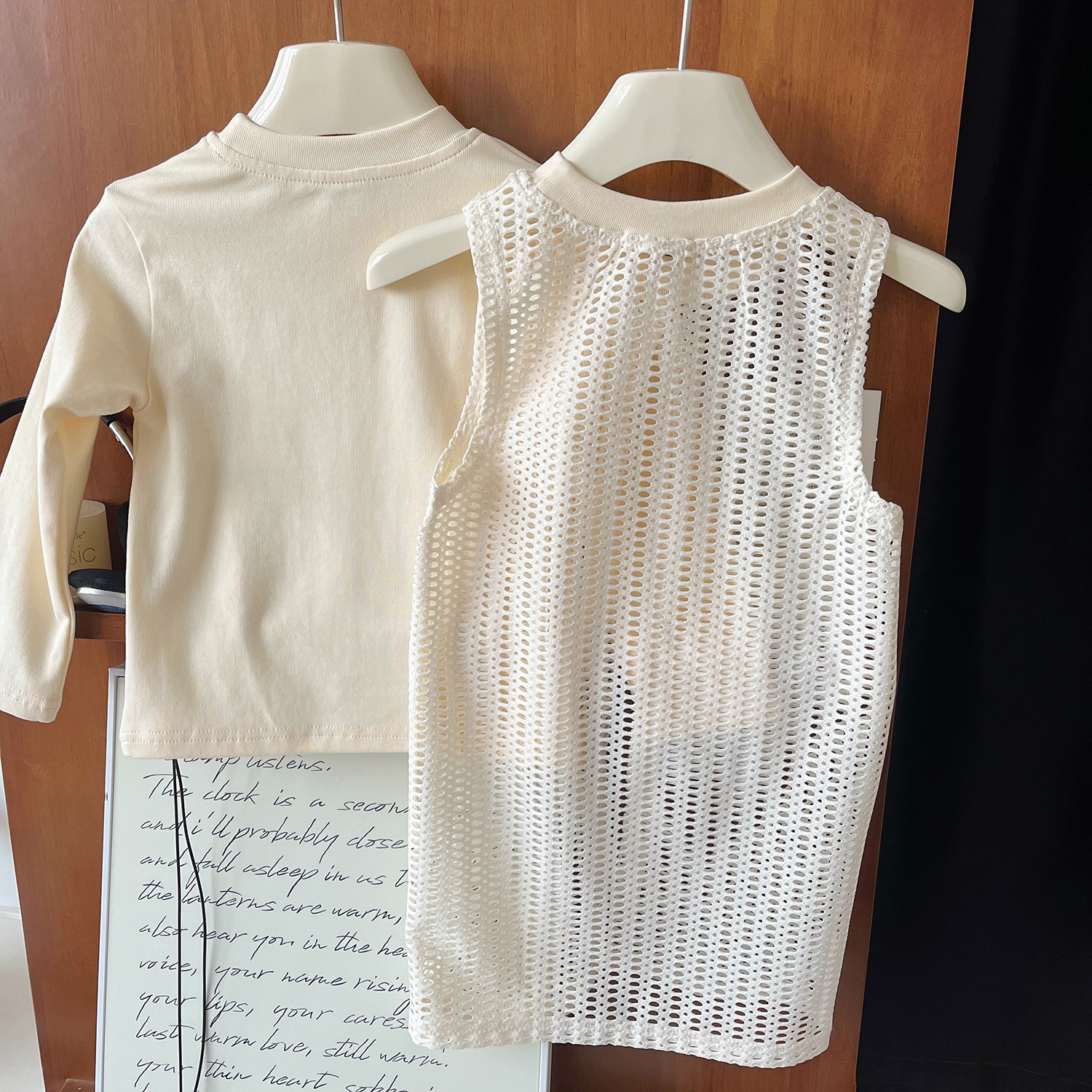 2024 Herbst Neue Koreanische Ausgabe Mädchen Ärmelloses Tanktop, Langes Hemd, Jeans, Lässiges dreiteiliges Set 67379_voghion.com