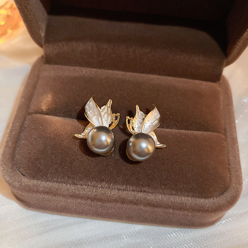 Pendientes de perlas artificiales de mariposa de aguja de plata Pendientes de todo fósforo de nicho retro femenino Pendientes de temperamento de moda Lujo ligero de alta gama