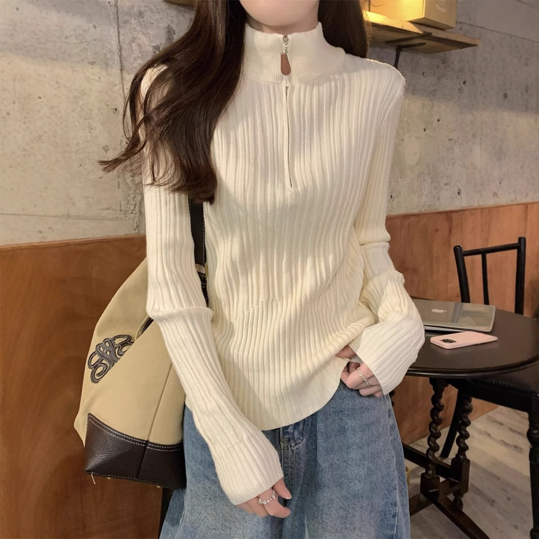 Knitted autumn short sweater with zipper