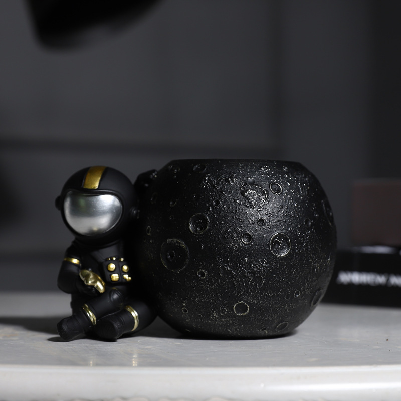 Lindo Día de los niños astronauta titular de la pluma regalo creativo decoración de escritorio cubo de la pluma caja de almacenamiento de artesanía al por mayor