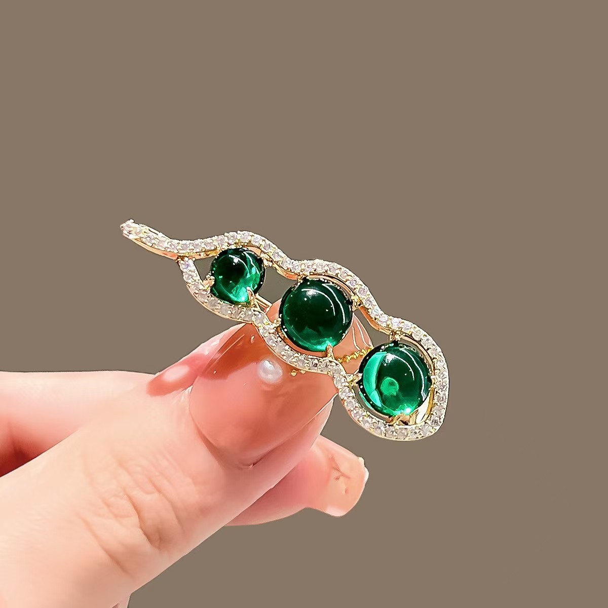 Small pea brooch