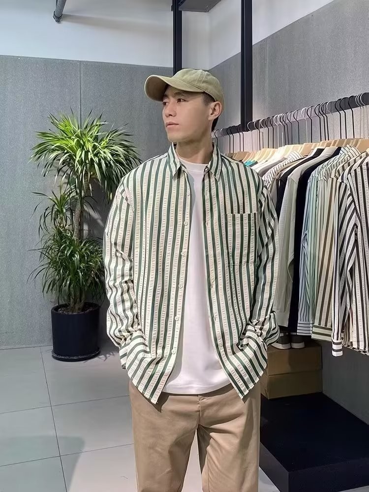 Camisa de alta gama a rayas de manga larga para hombre suelta casual versión coreana de primavera y otoño nueva camisa drapeada de moda top de todo fósforo