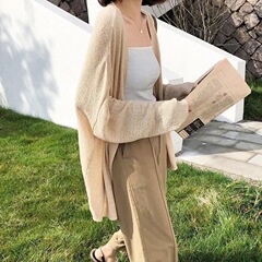 夏の外はストラップの氷糸日焼け止めカーディガンの薄い女性のエアコンのシャツのニットのコートの中で長い春と秋のゆったりした上着を掛けます。