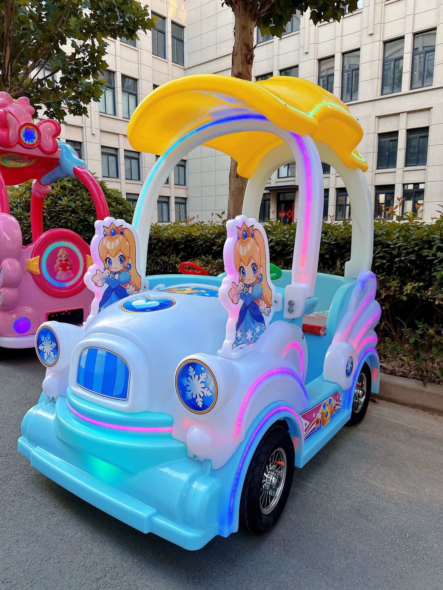 Indoor de alta gama coche de juguete eléctrico para niños cuadrado iluminante coche de atracciones de fibra de vidrio gran rueda coche de atracciones