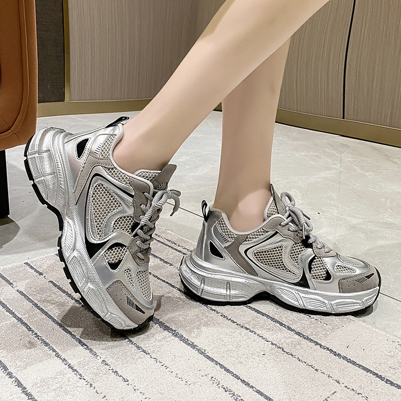 Zapatos blancos clásicos de suela gruesa al por mayor 2023 Primavera y otoño nuevo estilo preppy aumento de zapatos deportivos de ocio zapatos de plataforma para mujeres