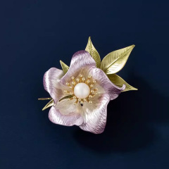 シンプルなエナメルの色絵の花のブローチの高級な女性の優雅な真珠の胸の花の気質の小さい香ばしい風のピンのスーツの装飾