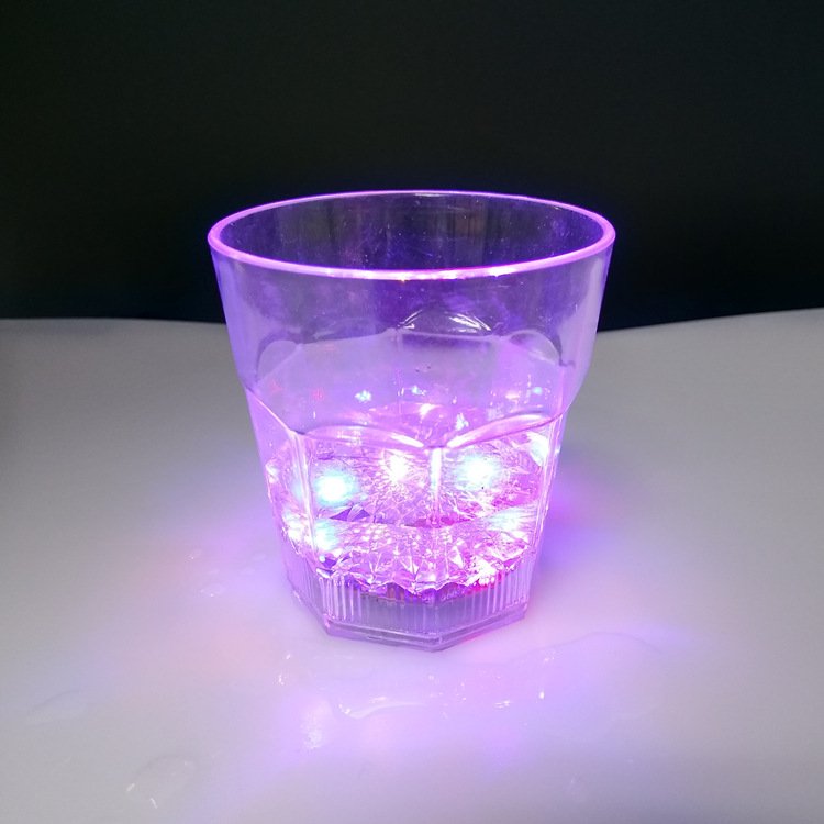 Cruz-frontera colorido cambio de color flash Copa LED octogonal whisky luminoso vino vidrio KTV bar partido atmósfera apoyos