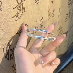 銀色の猫の目のブレスレットが爆発しました。