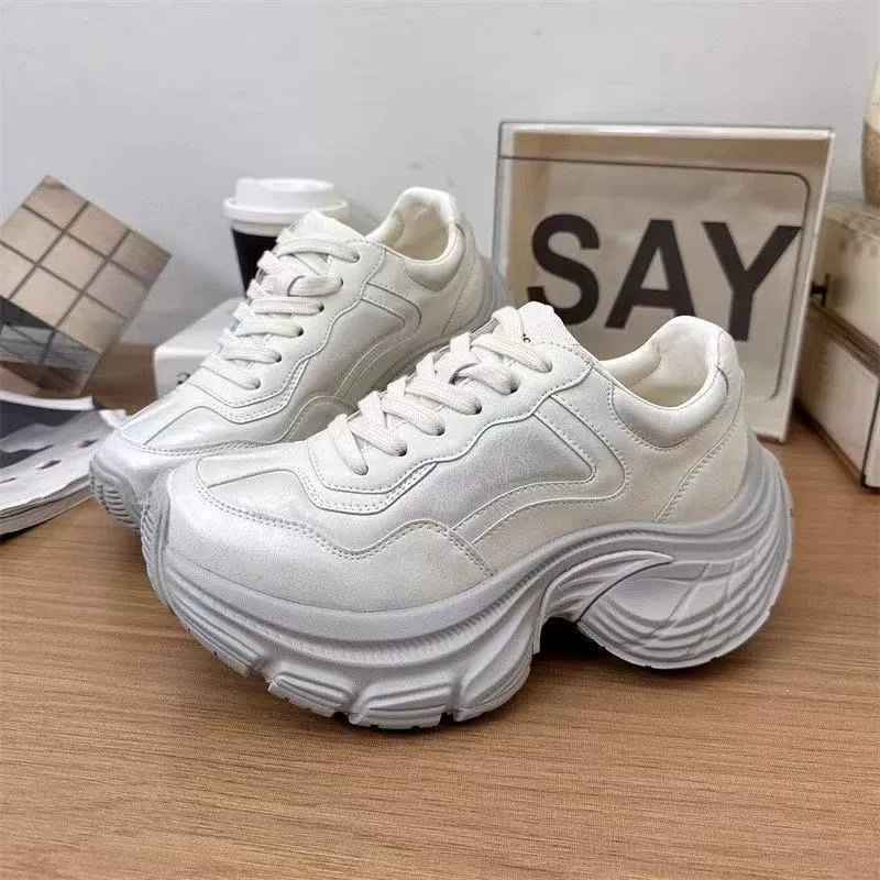 Европейская станция Обувь папы с толстой подошвой для женщин ранней весной 2025 года новая кожаная полировка цвета спортивные и повседневные кексы дикие иностранные